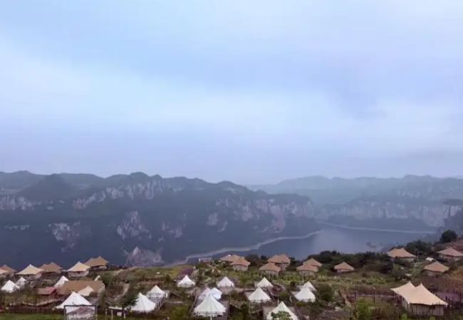 我在贵州找秋天｜栖崖探洞解锁山地旅游新玩法